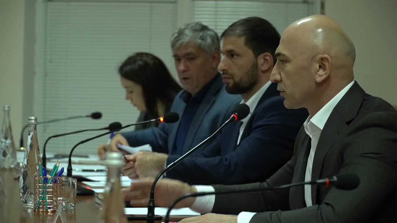 В Каспийске продолжается работа над сокращением задолженности по имущественным налогам