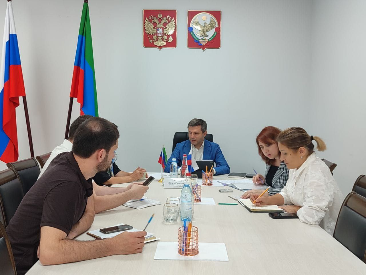 Министр промышленности и торговли Республики Дагестан Низам Халилов провел выездной прием граждан в г. Каспийск