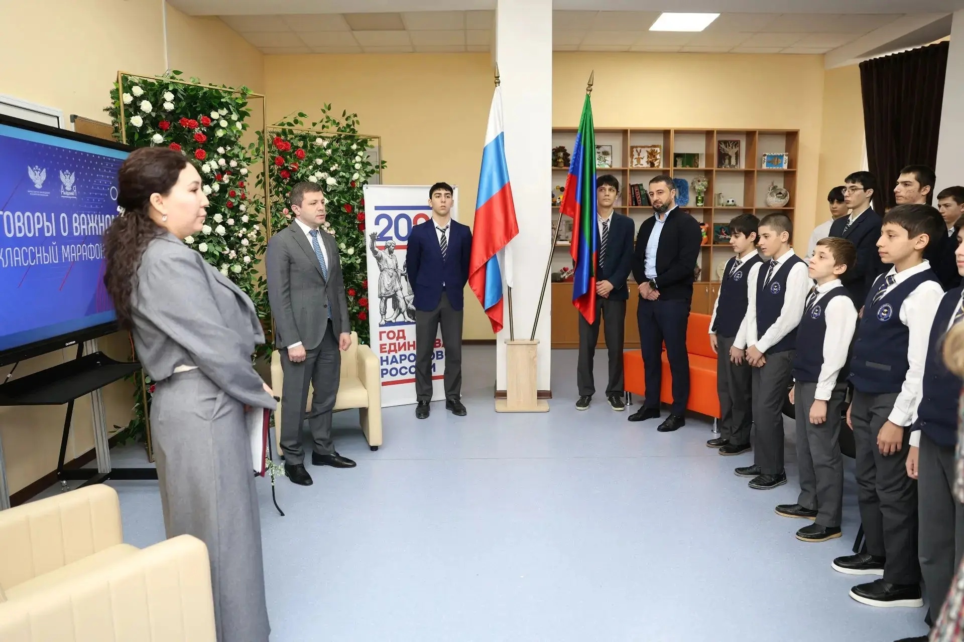 «Какая бывает промышленность»: Министр Низам Халилов провел «Разговор о важном» в лицее №13 им. Расула Гамзатова