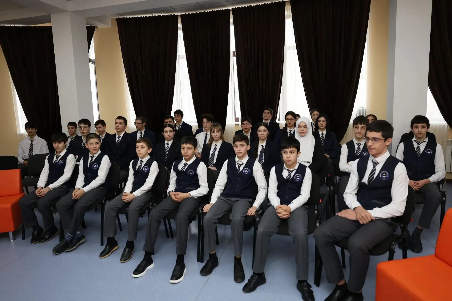 «Какая бывает промышленность»: Министр Низам Халилов провел «Разговор о важном» в лицее №13 им. Расула Гамзатова