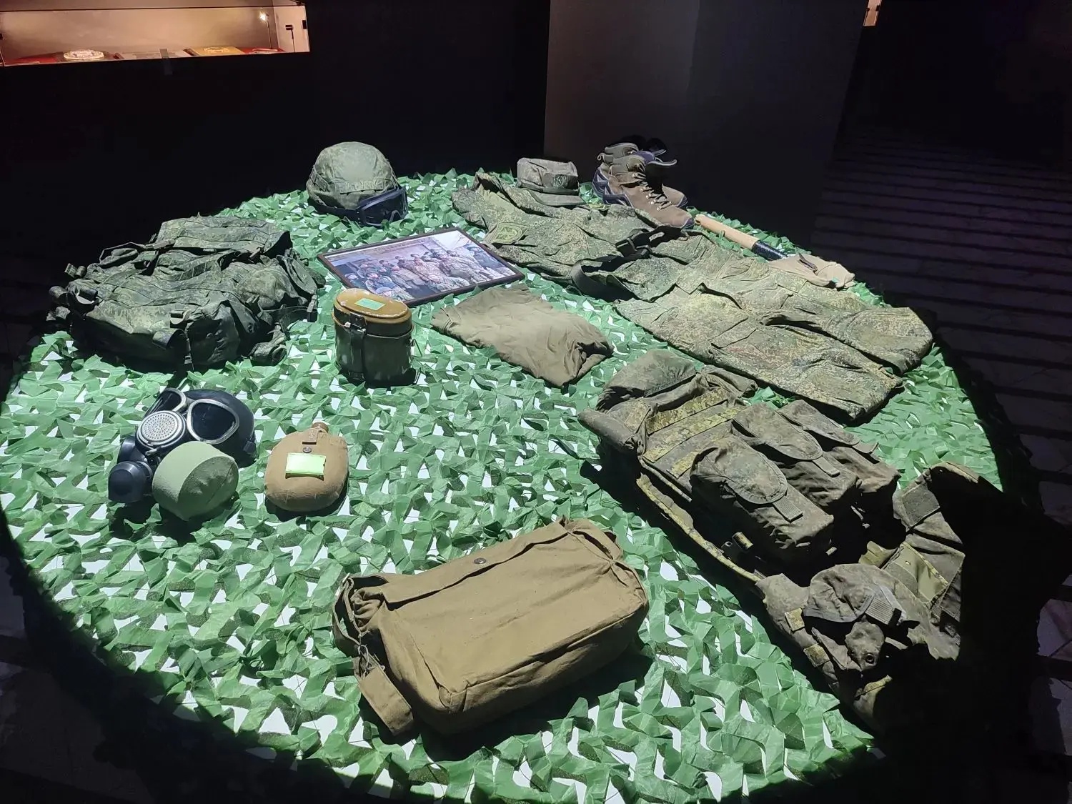 Сотрудники Министерства промышленности и торговли Дагестана посетили выставку «Поколение героев»